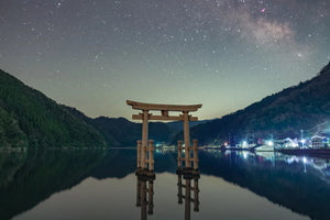スターソフトフィルターで天の川と鳥居を幻想的に捉える